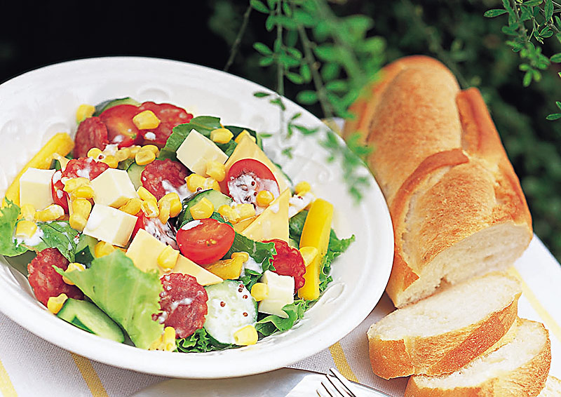 夏野菜とチーズのカラフルサラダ