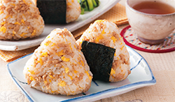 鶏たまそぼろの混ぜご飯おむすび|株式会社松源|レシピ 鶏たまそぼろの混ぜご飯おむすび