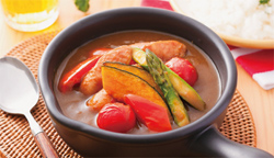 ソーセージとカラフル野菜の炒めカレー|株式会社松源|レシピ ソーセージとカラフル野菜の炒めカレー